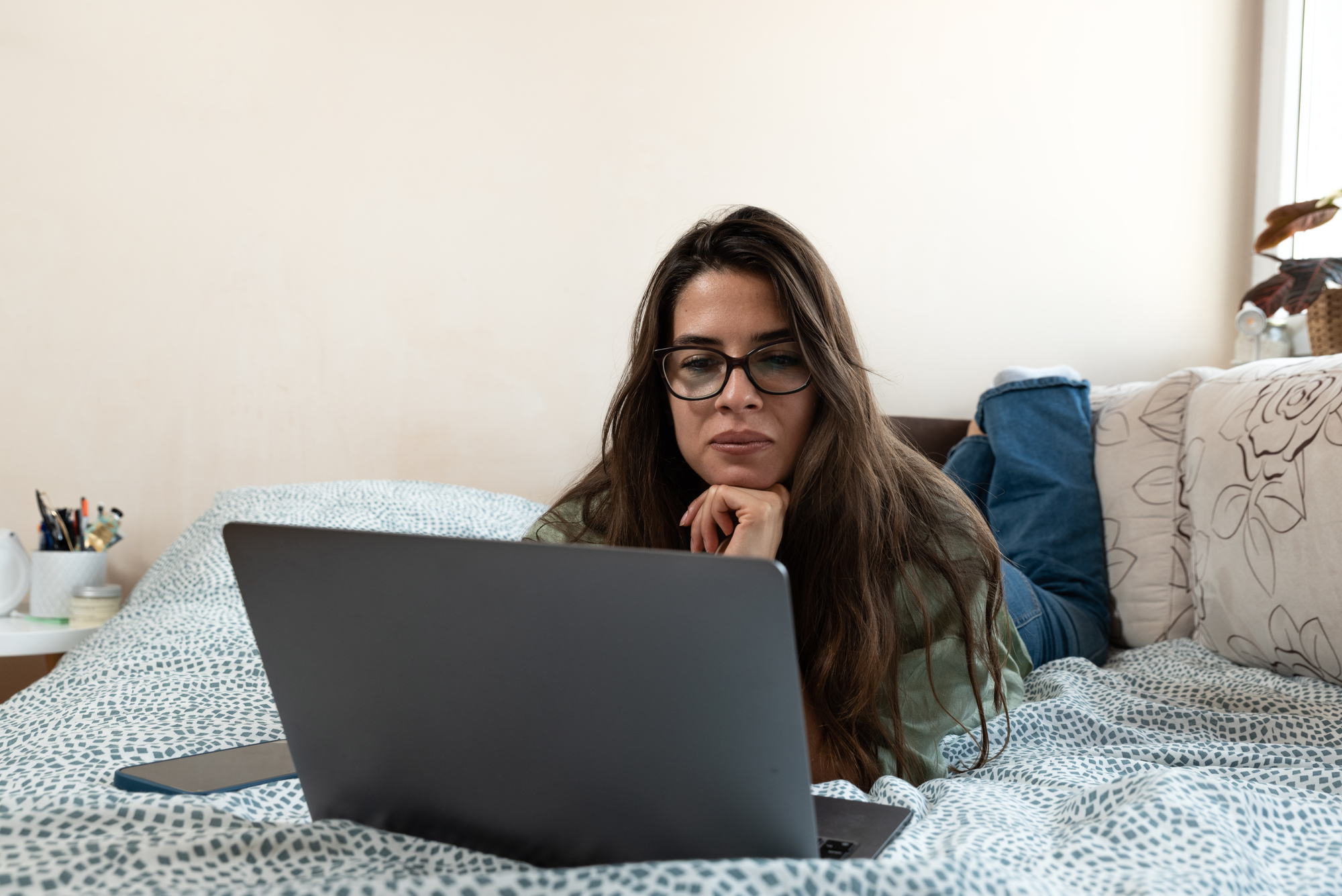 woman searching laptop for resourceful homeschooling sites